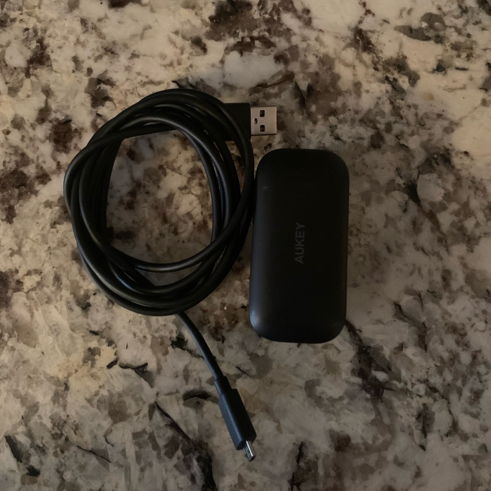 Black Wireless Earbuds w/ Charging USB - Picture 5 of 9